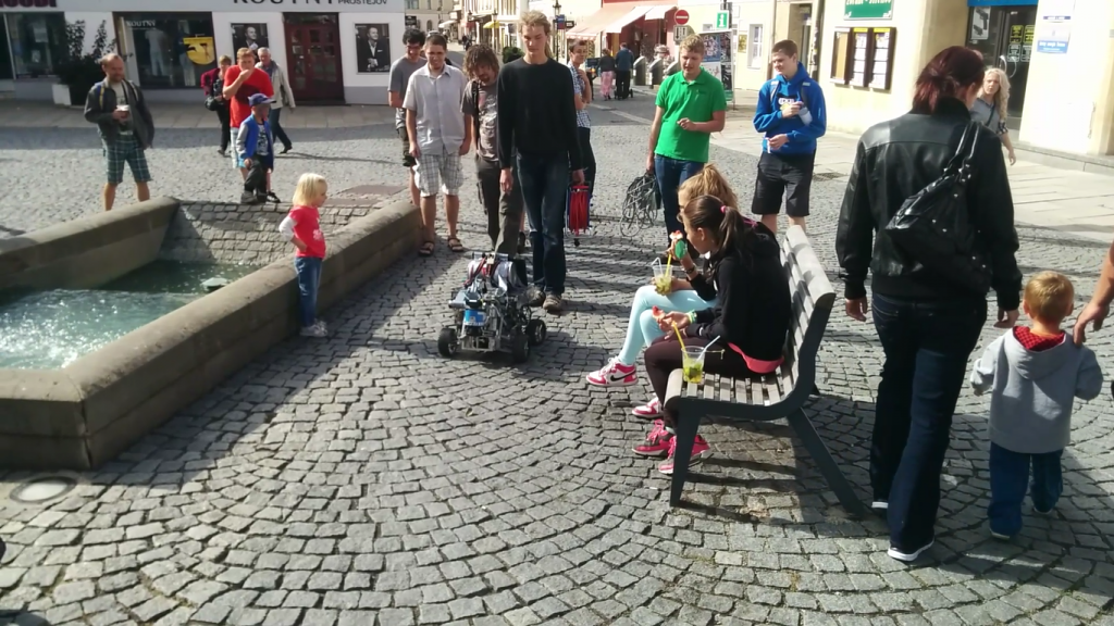 Beteigeuze fährt durch eine Innenstadt bei der Robotour 2015